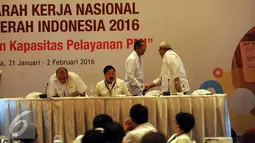 (ki-ka) Sekjen Ritola Tasmaya, Pengurus Johny Darmawan Bid Dana dan Prasarana, Pelaksana Harian Ketua umum PMI Ginanjar Kartasasmita, Pengurus Bid Kesehatan Farid Husein menghadiri Mukernas PMI 2016, jakarta, Senin (1/2). (Liputan6.com/Helmi Afandi)