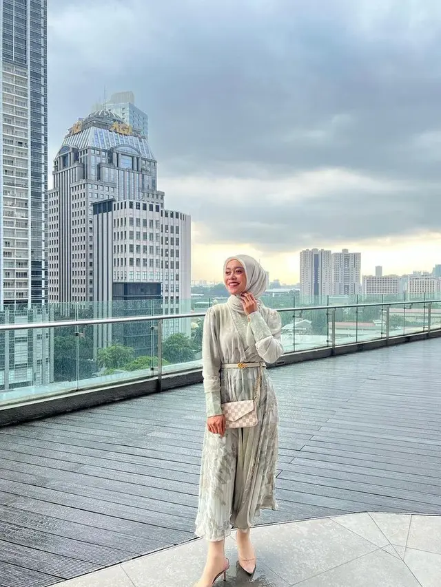 Atau bisa juga tiru gaya Revalina temat yang tampil cantik mengenakan silk kaftan dengan aksen payet yang mewah.