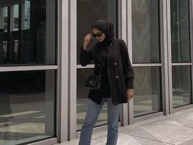 Erica Putri selalu sukses sita perhatian dengan gaya OOTD nya yang kece. Terutama saat ia mengenakan hijab hitam. Bahkan gaya penampilannya dengan hijab ini sukses curi perhatian karena ia terlihat bak seorang ABG. (Liputan6.com/IG/@ericaputrii)