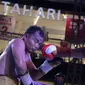 Petinju Indonesia, Ilham Leoisa (kanan) melepaskan pukulan ke wajah petinju Thailand, Paiboon Lorkham pada kelas Super-Lightweight Mahkota Boxing Super Series di Cilandak Town Square, Jakarta (10/3/2018). Ilham menang angka mutlak. (Bola.com/Nick Hanoatub