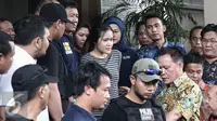 Wajah lelah Jessica Kumala Wongso usai polisi serahkan jessica ke Kejaksaan Negeri Pusat, Jakarta, Jumat (27/5). Jessica akan ditempatkan di ruang masa pengenalan awal lingkungan (Mapenaling) Rutan Pondok Bambu. (Liputan6.com/Faizal Fanani)