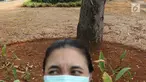 Warga berada di Taman Sepeda, Jakarta Selatan, Sabtu (25/8). Kurangnya perawatan serta musim kemarau yang masih berlangsung di Ibukota membuat rumput dan sejumlah tanaman di taman tersebut mati akibat kekeringan. (Liputan6.com/Immanuel Antonius)
