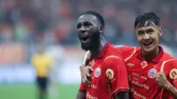 Pemain Persija Jakarta, Allano Lima dan Donny Tri Pamungkas melakukan selebrasi ketika melawan Persita Tangerang&nbsp;pada pekan perdana BRI Super League 2025/2026 di Jakarta International Stadium, Minggu (10/8/2025). (Bola.com/M. Iqbal Ichsan)