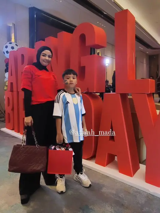 Tika Ramlan mengenakan jersey merah dari Timnas Korea Selatan, dipadukan kerudung dan celana hitamnya. [@tika_ramlan]