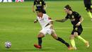 Kiper Krasnodar, Kristoffer Olsson, berebut bola dengan pemain Sevilla, Marcos Acuna, pada laga Liga Champions di Stadion Ramon Sanchez Pijuan, Kamis (5/11/2020). Sevilla menang dengan skor 3-2. (AP Photo/Miguel Morenatti)