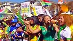 Pendukung 32 negara peserta Piala Dunia 2010 mulai memadati Bandara Internasional Tambo, Johannesburg. Mereka datang lengkap dengan berbagai atribut. 