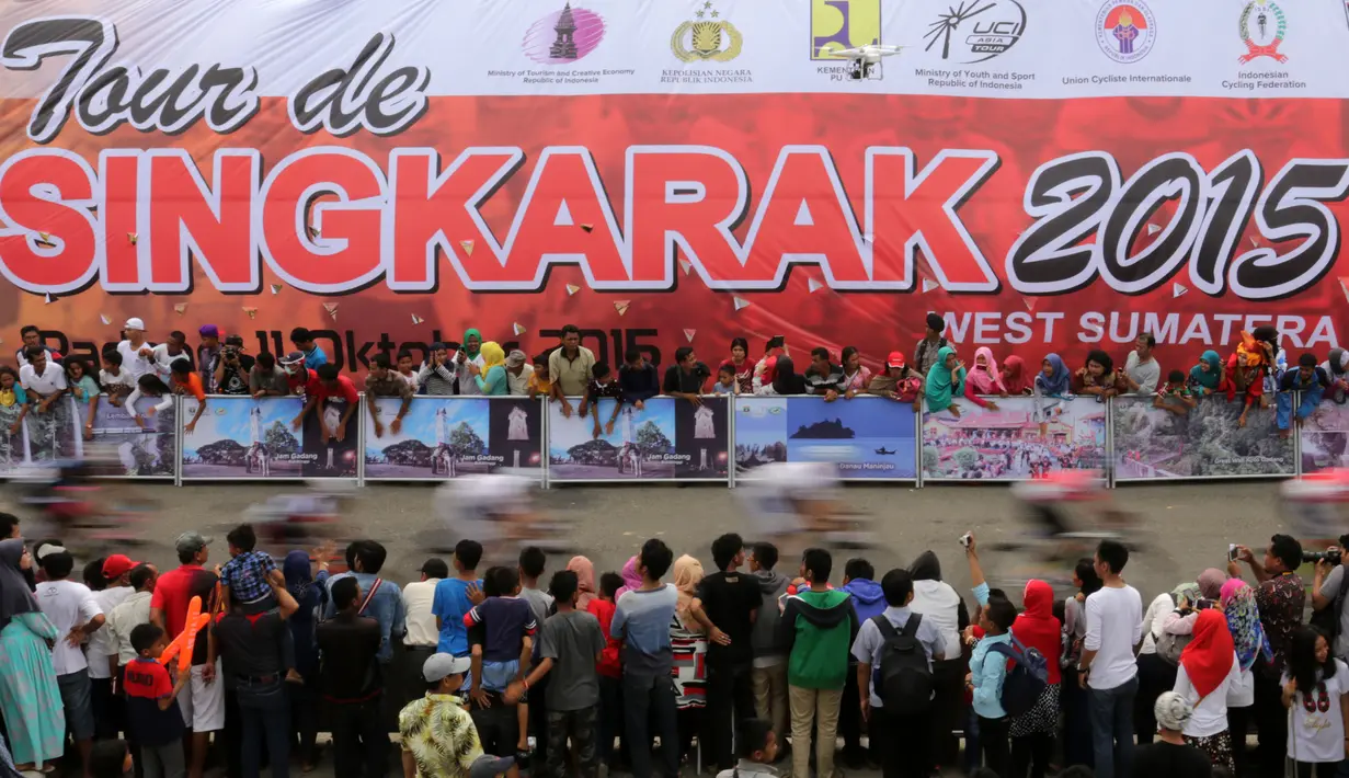 Para pebalap saat beraksi dalam circuit race di kota Padang sebanyak 5 lap dalam Etape 9 Tour de Singkarak 2015, Minggu (11/10/2015). (Bola.com/Arief Bagus)