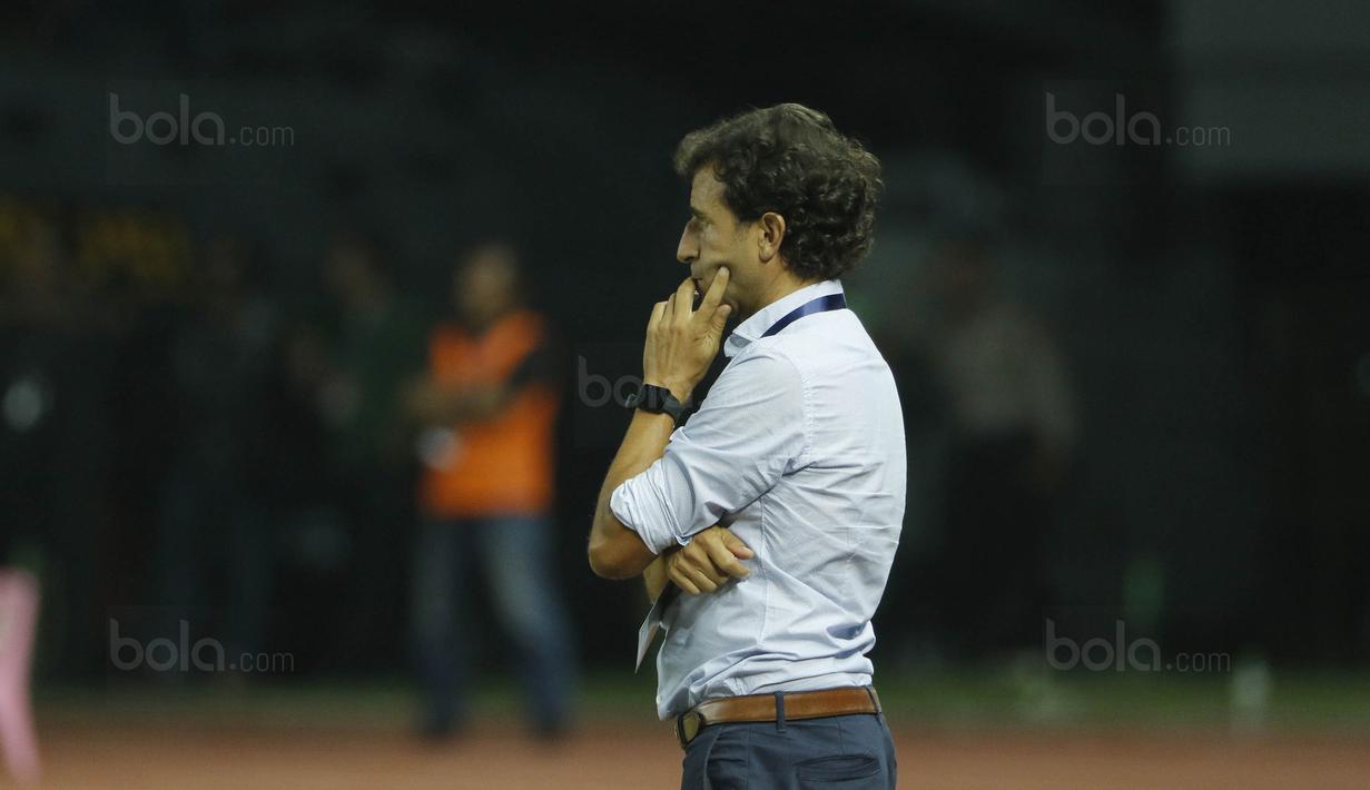 Pelatih Indonesia, Luis Milla, mengamati permainan anak asuhnya saat pertandingan melawan Guyana di Stadion Patriot, Bekasi, Sabtu (25/11/2017). Indonesia menang 2-1 atas Guyana. (Bola.com/M Iqbal Ichsan)