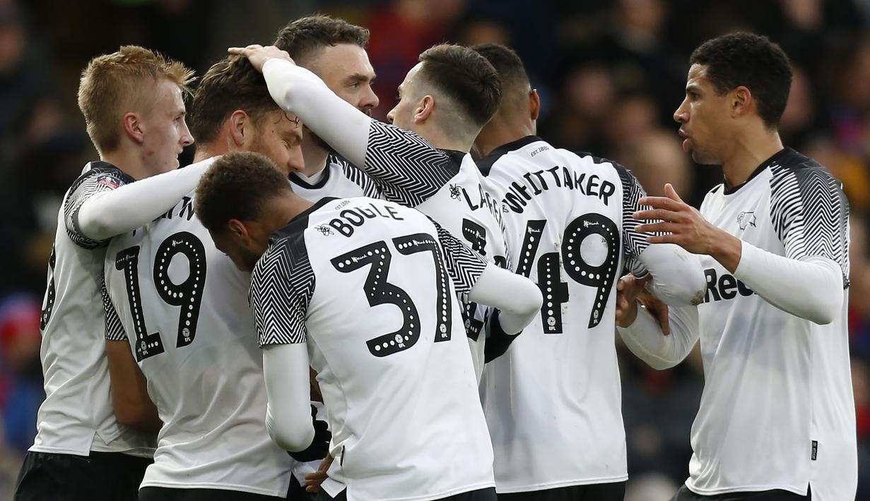 Para pemain Derby County merayakan gol yang dicetak Chris Martin ke gawang Crystal Palace pada laga Piala FA di Stadion Selhurst Park, London, Minggu (5/1). Palace kalah 0-1 dari Derby. (AFP/Ian Kington)