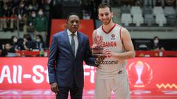 Pemain Timnas Basket Lebanon, Wael Arakji mendapatkan penghargaan sebagai FIBA Asia Cup 2022 All-Star Five di Istora Senayan, Jakarta, Minggu (24/07/2022). Ia tercatat telah membuat 26,0 poin, 3,2 rebound, 4,0 assist, dan 1,8 steal per gim. (Bola.com/Bagaskara Lazuardi)