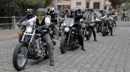 Pecinta motor klasik konvoi di jalan kota Quito dalam rangka Distinguished Gentleman's Ride 2016 di Ekuador, Minggu (25/9). Distinguished Gentleman's Ride merupakan kegiatan amal untuk penderita kanker prostat di seluruh dunia. (REUTERS / Kevin Granja)