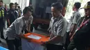 Petugas menurunkan boks berisi alat bukti berkaitan dengan Perselisihan Hasil Pemilihan Umum (PHPU) 2019 di gedung Mahkamah Konstitusi (MK), Jakarta, Rabu (12/6/2019). KPU mulai menyerahkan draf jawaban dan alat bukti terkait gugatan sengketa hasil pemilu di MK. (merdeka.com/Imam Buhori)