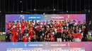 <p>Ketua Umum PSSI Erick Thohir (tengah), Menpora Dito Ariotedjo, Ketua NOC Indonesia Raja Sapta Oktohari, CdM Lexyndo Hakim, staf pelatih, ofisial, dan pemain Timnas Indonesia U-22 berpose memegang medali emas SEA Games 2023 setelah mengalahkan Thailand dengan skor 5-2 pada laga final yang berlangsung di Olympic Stadium, Phnom Penh, Kamboja, Selasa (16/05/2023). (AFP/Nhac Nguyen)</p>