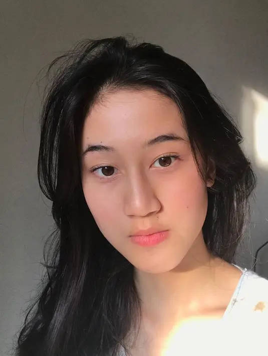 Keisya memperlihatkan aura dan kulit wajahnya yang glowing saat pamer bare face selfie. Ekspresi datarnya membuat sosoknya menjadi semakin berkarisma. (Liputan6.com/IG/@keisyalevronka)