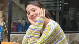 Rhesma Anissa saat topang dagu ini terlihat imut dan memesona. Gaya outfit yang simpel dari Rhesma Anissa saat nongkrong ini mencuri perhatian. Selebgram asal Bogor ini memiliki banyak penggemar yang terpesona dengan kecantikan dari Rhesma Anissa. (Liputan6.com/IG/@rhesmanissa_)