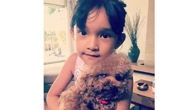 Jarang Tersorot, Ini 6 Potret Kaines Adriana Putri Oncy Ungu