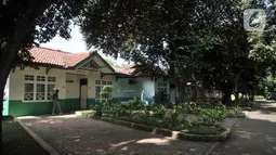 Petugas kebersihan beraktivitas di depan kamar yang akan dijadikan tempat tinggal sementara tenaga medis di SMK Negeri 57 Jakarta, Rabu (22/4/2020). Pemprov DKI menyiapkan ratusan sekolah sebagai tempat tinggal bagi tenaga medis dan lokasi isolasi pasien Covid-19. (merdeka.com/Iqbal S Nugroho)