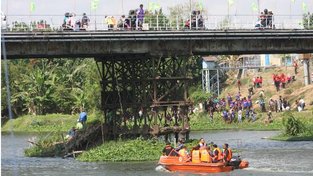 Mobil  Berpenumpang dari Surabaya Hanyut di Sungai  Brantas  