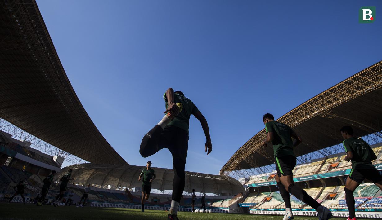 Para pemain Timnas Indonesia melakukan pemanasan saat latihan di Stadion Wibawa Mukti, Jawa Barat, Senin (10/9/2018). Latihan ini persiapan jelang laga uji coba melawan Mauritius. (Bola.com/Vitalis Trisna)