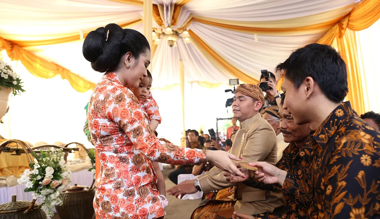 Para hadirin menyerahkan uang-uangan dalam prosesi Dodol Dawet. (Galih w. Satria/bintang.com)