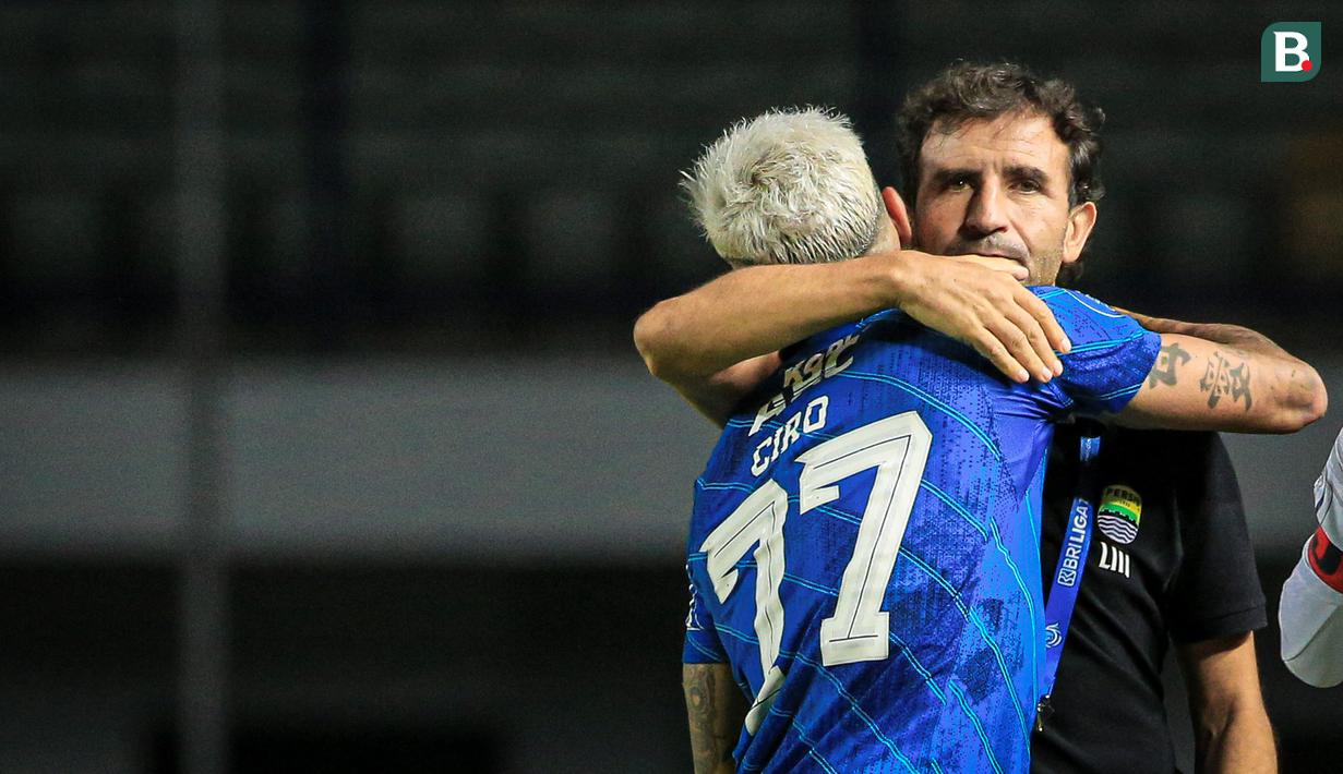 Pelatih kepala Persib Bandung, Luis Milla (kiri) memeluk pemainnya, Ciro Alves setelah laga pekan ketiga BRI Liga 1 2023/2024 antara Persib Bandung melawan Dewa United di Stadion GBLA, Bandung, Jumat (14/07/2023). (Bola.com/Bagaskara Lazuardi)
