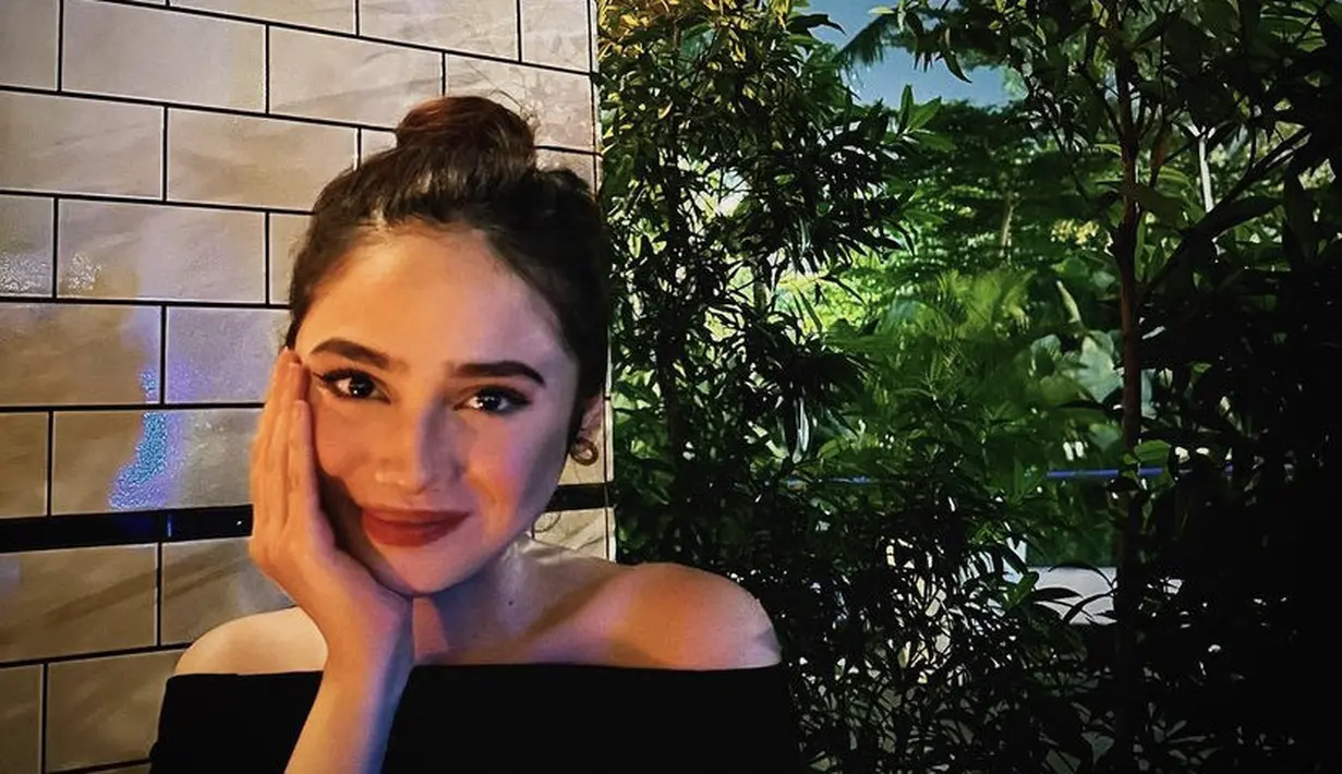 Di hari ulang tahunnya, Syifa mendapatkan kejutan dari teman-teman terdekatnya. Ia diberikan kejutan slice kue lengkap dengan lilin sambil menyanyikan lagu selamat ulang tahun. @syifahadju