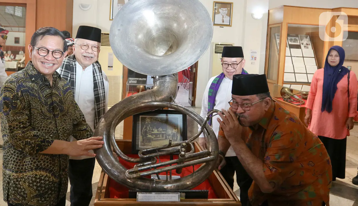 Pertemuan Pramono Anung-Rano Karno dan Fauzi Bowo diisi dengan berjalan berkeliling Museum MH Thamrin. (Liputan6.com/Herman Zakharia
