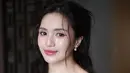 Rambut panjang Beby Tsabina ditata dengan curl half up do mirip gaya rambut para KPop Ido [@bebytsabina]