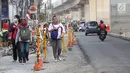 Pejalan kaki melintasi Jalan Panglima Polim Raya yang mengalami penyempitan di Jakarta, Rabu (8/8). Penyempitan jalan terjadi karena adanya proyek MRT dan perbaikan jalan. (Liputan6.com/Immanuel Antonius)