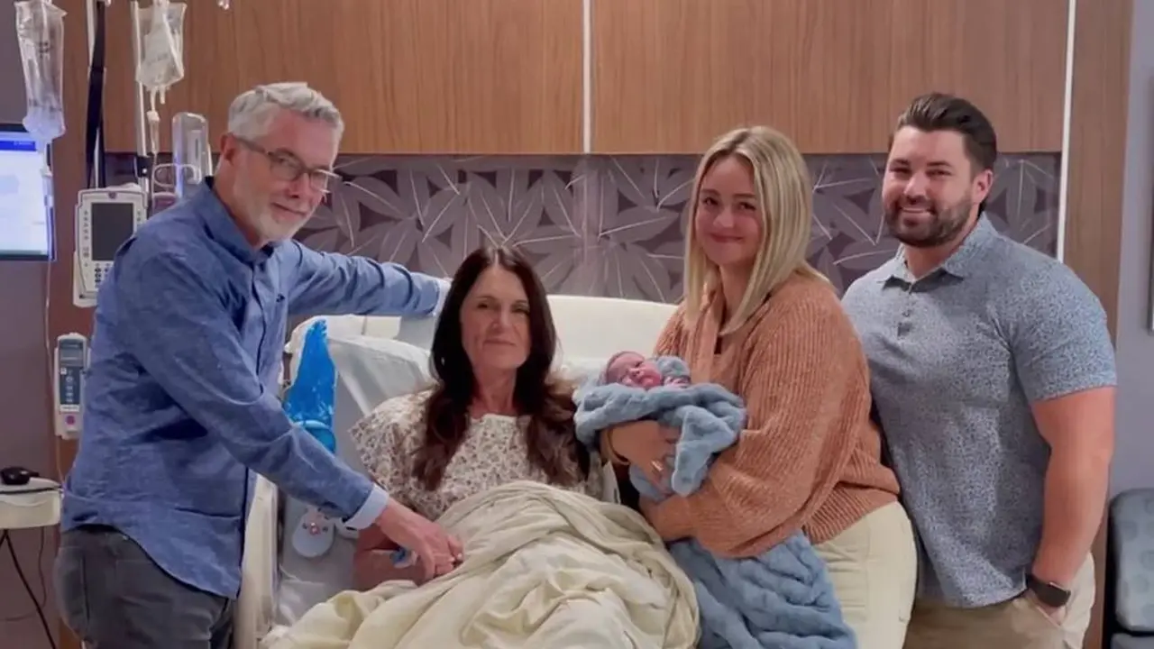 Jason Hauck, Nancy, Cambria, dan Jeff bersama putrinya yang baru lahir, Hannah. (Halk Haber/Twitter)
