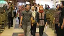 Panitia pernikahan Putri Presiden Joko Widodo, Kahiyang Ayu dan Bobby Nasution sedang berjalan saat geladi resik di Graha Saba, Solo, Senin (6/11). Pernikahan tersebut akan digelar pada Rabu (8/11) lusa. (Liputan6.com/Angga Yuniar)