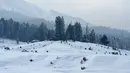 Suasana saat para wisatawan mengunjungi resor ski di Gulmarg, sekitar 55 km utara Srinagar, Jammu dan Kashmir, India, 25 Januari 2021. Gulmarg merupakan destinasi wisata salju di Jammu dan Kashmir. (Tauseef MUSTAFA/AFP)