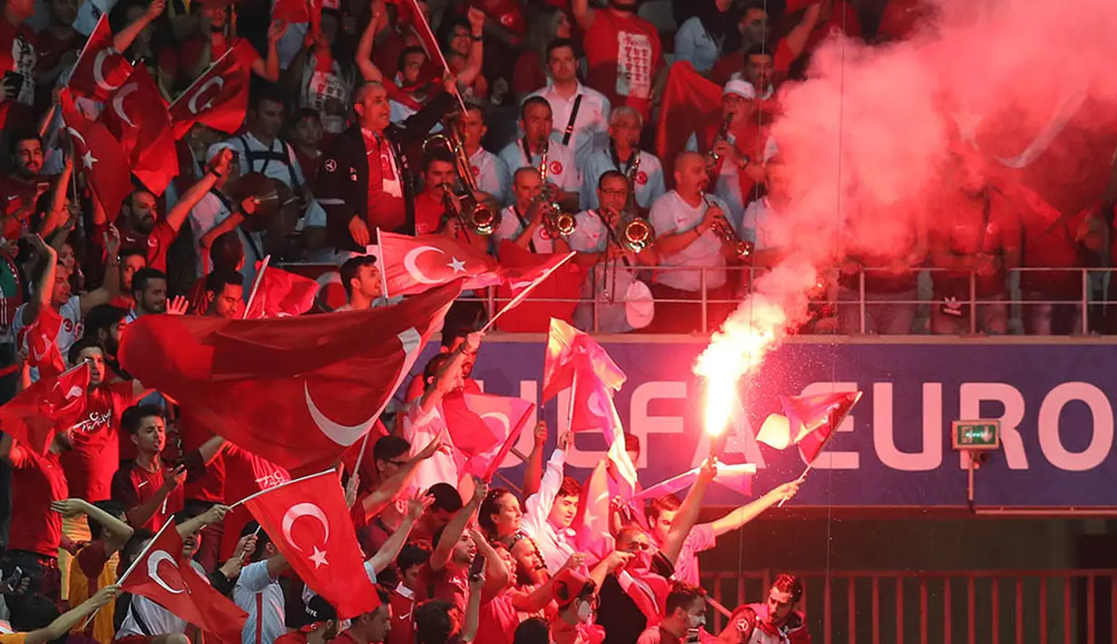 2. Menyalakan suar atau flare menjadi hal memalukan yang paling sering terjadi pada Piala Eropa 2016. Meski sudah melalui penjagaan ketat namun para fans tetap dapat membawa suar ke dalam stadion. (AFP/Valery Hache)