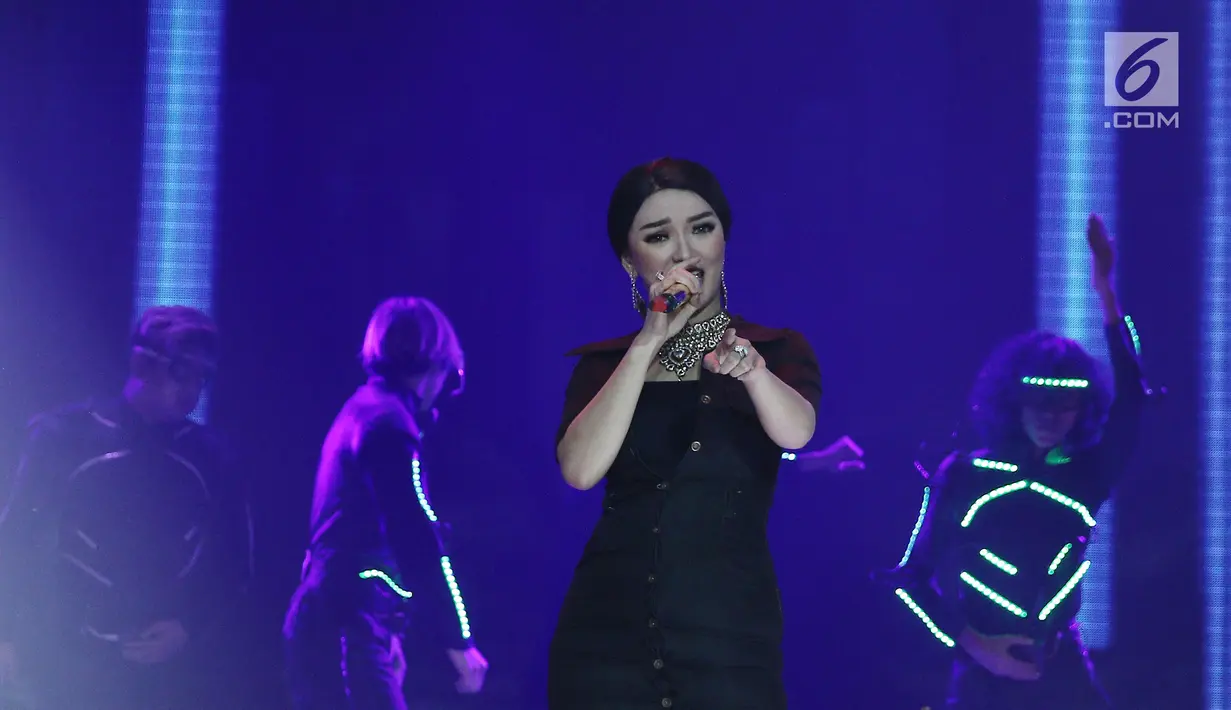 Penampilan penyanyi Zaskia Gotik saat Konser Lebaran yang bertajuk Bidadari Dangdut Zaskia Gotik di Studio 5 Indosiar, Jakarta, Senin (3/7). Konser Zaskia Gotik ini juga menghadirkan Siti Badriah, Duo Anggrek, Via Vallen. (Liputan6.com/Herman Zakharia)