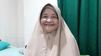 Nenek Syafura berjualan kue dan bakso. Dia mendaftar haji tahun 2012 dan berangkat haji 2023 ini. (Foto: Liputan6.com/kemenag.go.id)