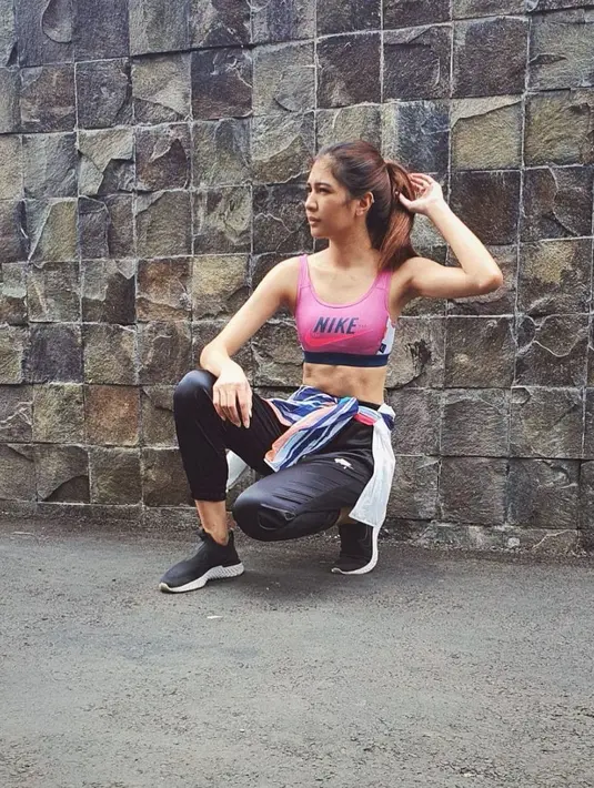 Selain diet karbo, ia juga sering melakukan berbagai jenis olahraga. [Foto: IG/miktambayong].