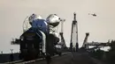 Sebuah helikopter melintasi lokasi peluncuran pesawat ruang angkasa Soyuz TMA-14M di Baikonur Cosmodrome, Kazakhstan, (23/9/2014). (REUTERS/Shamil Zhumatov)