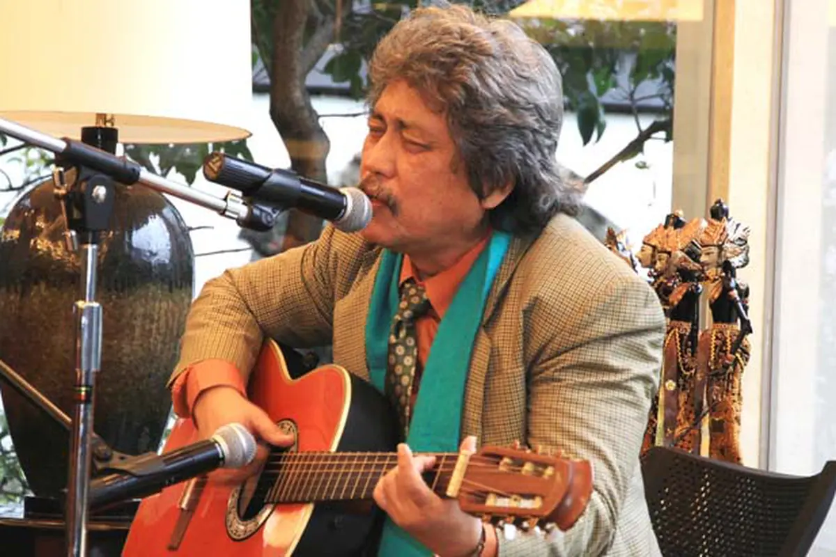 Diisukan Meninggal, Sam Bimbo Muncul di Konser NOAH