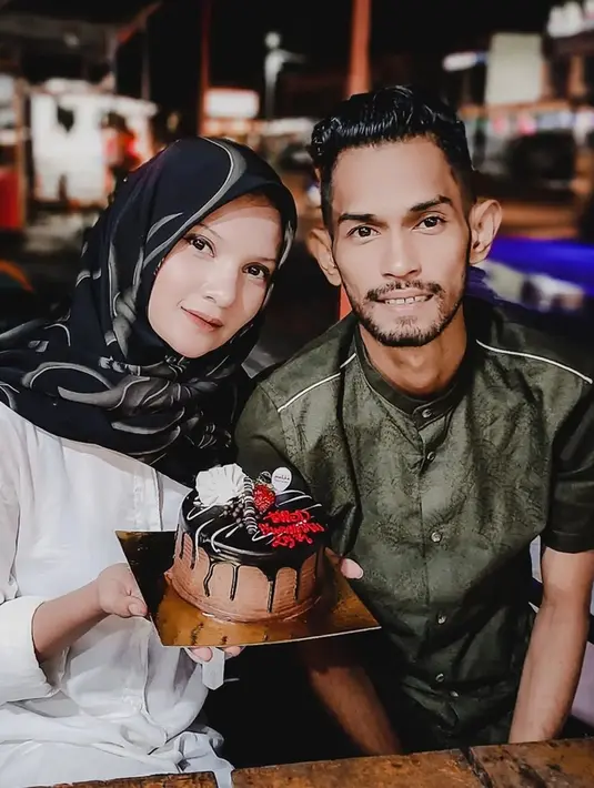 Martunis Ronaldo memiliki istri yang berparas cantik. Kini ia sudah menjadi seorang ayah usai jalani rumah tangga. Potret cantiknya istri Martinus ini berhasil curi perhatian dan banjir pujian. (Liputan6.com/IG/martunis_ronaldo)