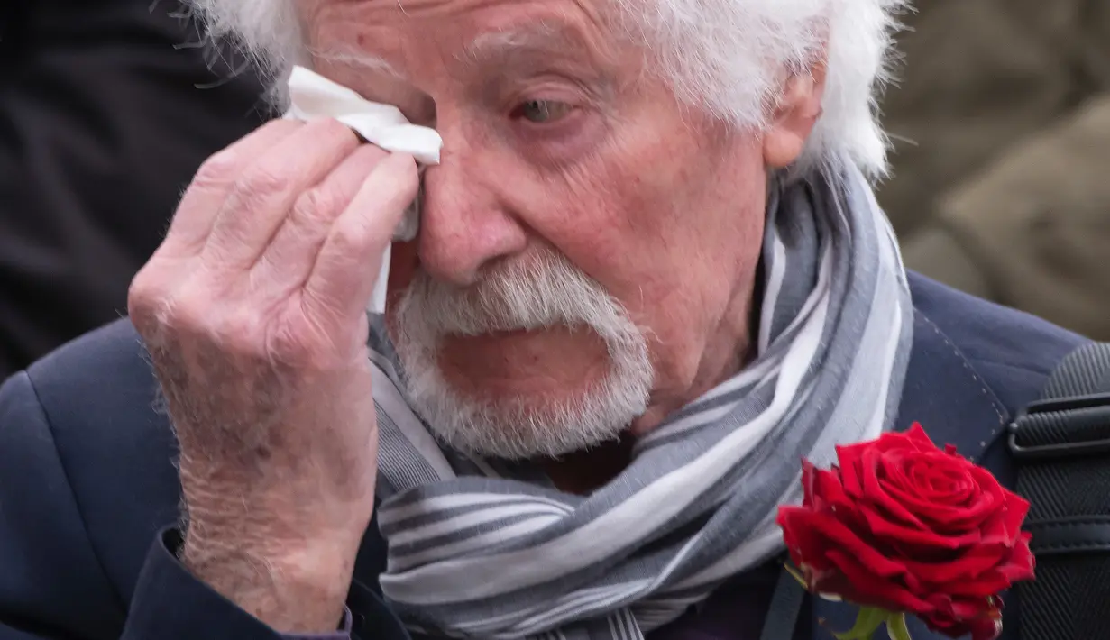 Ekspresi mantan korban kamp konsentrasi Nazi, Christian Desseaux saat mengikuti upacara peringatan 73 tahun pembebasan kamp konsentrasi Nazi di Jerman (11/4). (AP Photo / Jens Meyer)