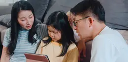 Orangtua dapat membantu anak menggunakan media sosial dengan aman, memahami risiko online, serta tetap menghormati privasi dan kemandirian. (Foto/Dok: Magnific)
