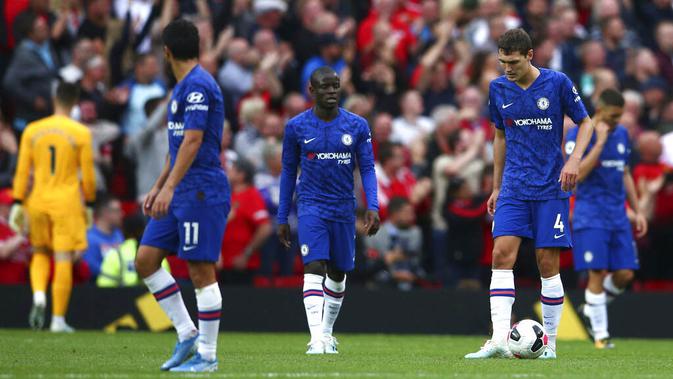 Para pemain Chelsea tampak kecewa usai ditaklukkan Manchester United pada laga Premier League 2019 di Stadion Old Trafford, Minggu (11/8) (AP/Dave Thompson)