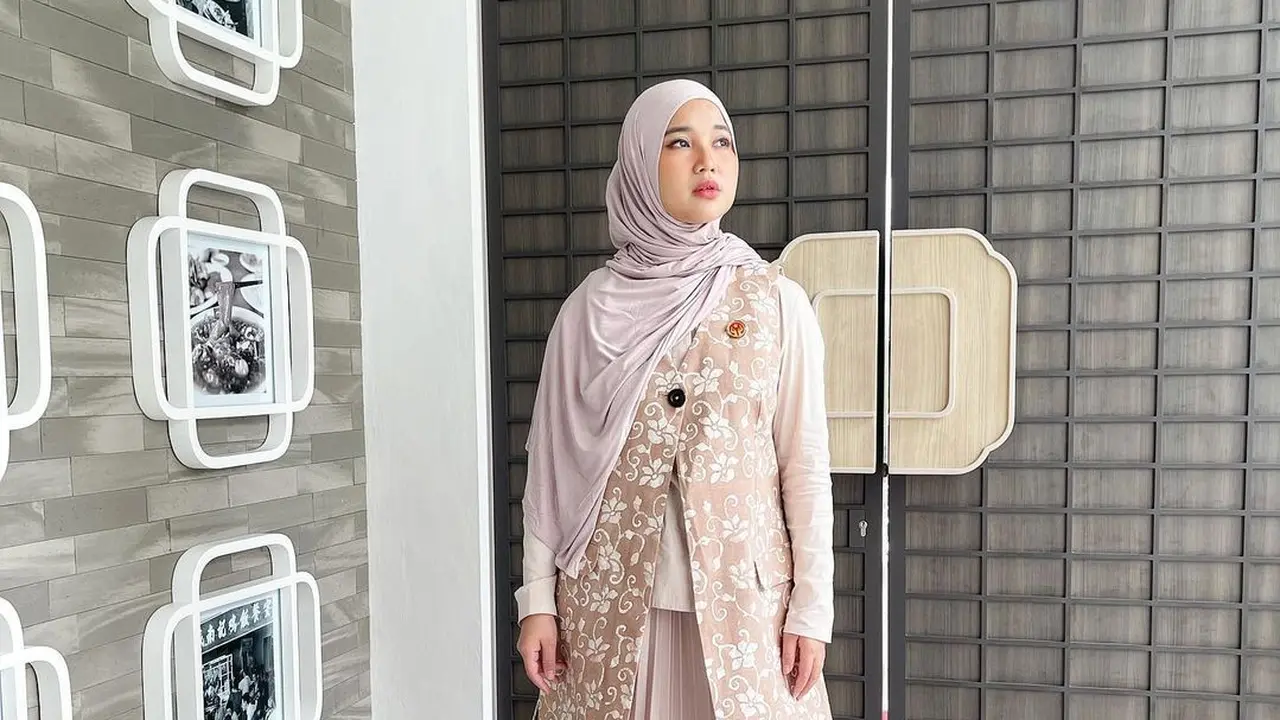 7 Potret OOTD Busana Muslim Ala Chacha Frederica, Inspirasi Gaya Baju Lebaran