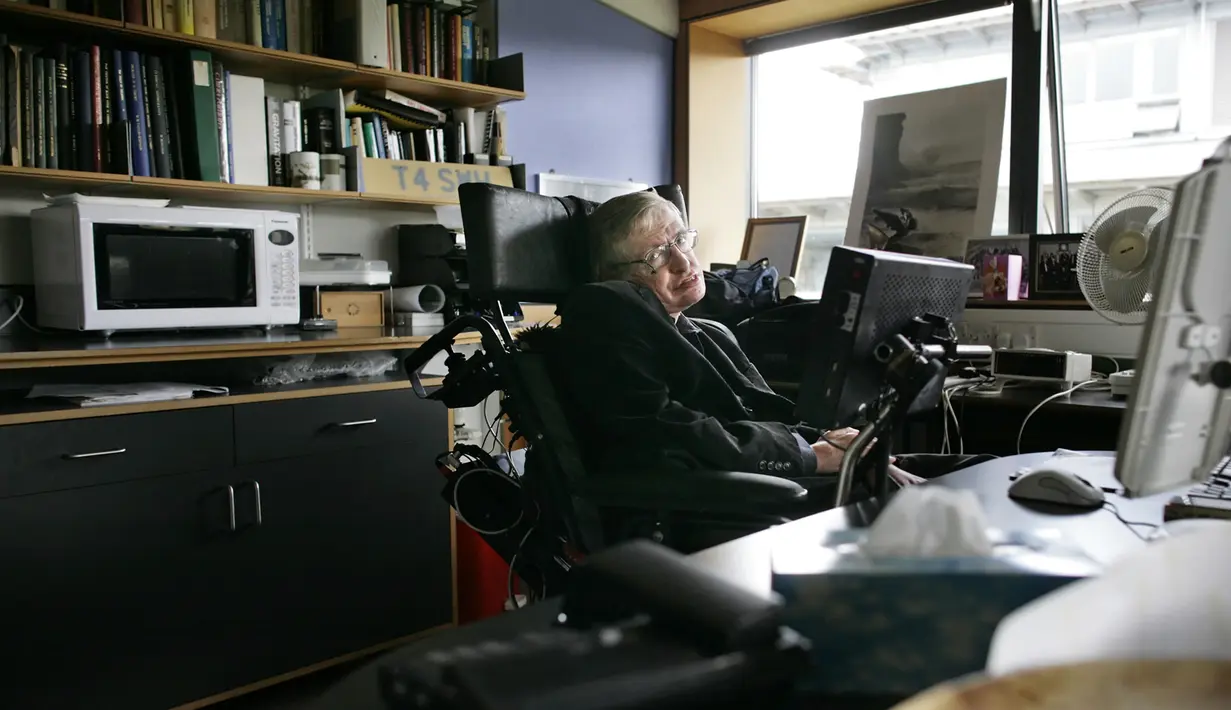 Suasana kantor ilmuwan terkemuka Stephen Hawking di The Centre for Mathematical Sciences, University of Cambridge, London, Inggris, 3 September 2007. Hawking dikenal akan sumbangannya di bidang fisika kuantum. (AFP PHOTO/LEON NEAL)