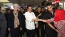 Seorang ibu bersamalan dengan Presiden Jokowi yang tengah mengajak Direktur Pelaksana IMF Christine Lagarde mengunjungi  Pasar Tanah Abang, Senin (26/2). Jokowi dan bos IMF langsung menuju lantai dua untuk mengitari Blok A. (Liputan6.com/Angga Yuniar)