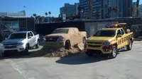 Para pematung membutuhkan waktu lima hari dan pasir seberat 34.019 kilogram untuk menciptakan replika Chevrolet Colorado