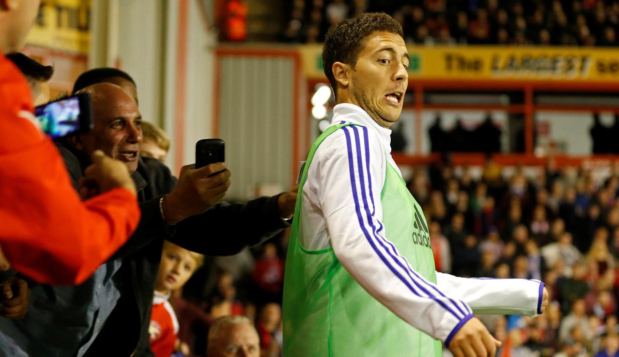 Pemain Chelsea, Eden Hazard, terkejut saat ditarik oleh seorang fan yang ingin berfoto saat Chelsea melawan Walsall dalam putaran ketiga Piala Liga Inggris di Stadion Banks, Inggris, Rabu (23/9/2015). (Action Images via Reuters/Carl Recine)