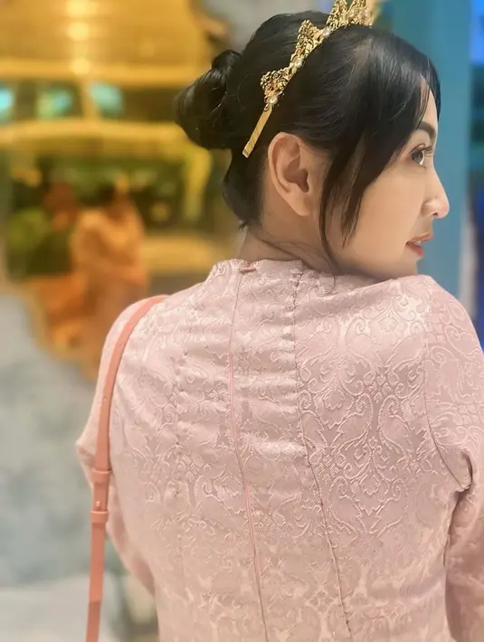 Baju kurung warna pink pastel tersebut hadir dengan detail motif emboss. [@hestipurwadinata]