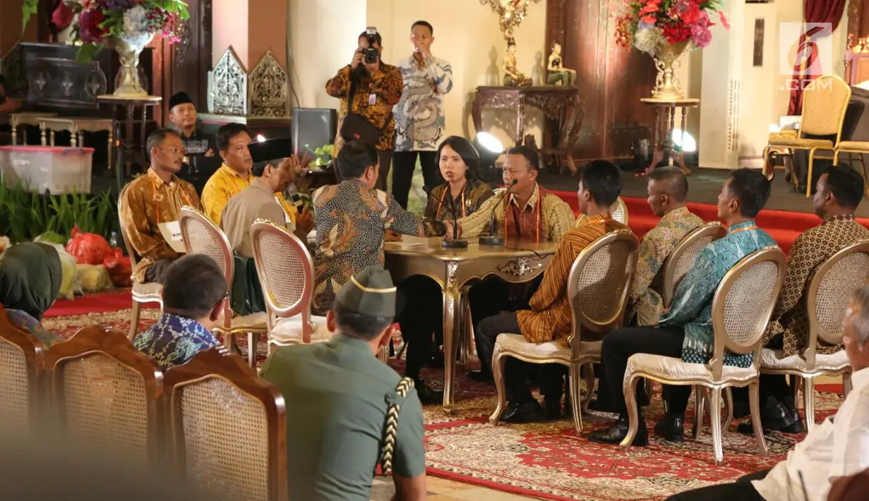 Presiden Joko Widodo (Jokowi) saat mengikuti geladi resik ijab kabul pernikahan putrinya Kahiyang-Bobby di Graha Saba Buana, Solo, Selasa (7/11). Jokowi akan menikahkan putrinya, Kahiyang Ayu pada Rabu (8/11) esok. (Liputan6.com/Yosafat Okkaviano)