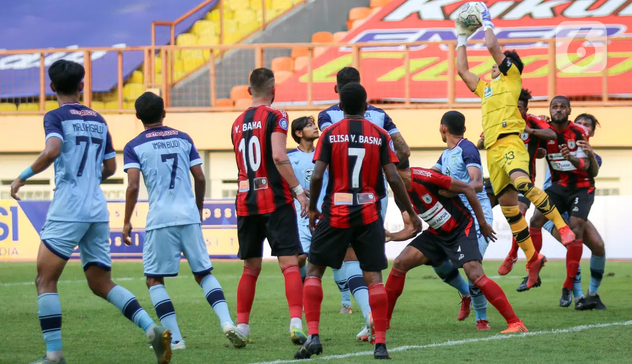 Kiper Persela Dwi Kuswanto (atas) berusaha menyelamatkan bola dalam laga pekan kedua BRI Liga 1 2021/2022 antara Persela Lamongan melawan Persipura Jayapura di Stadion Wibawa Mukti, Cikarang, Jumat (10/9/2021). Persela menang 1-0. (Bola.com/Bagaskara Lazuardi)